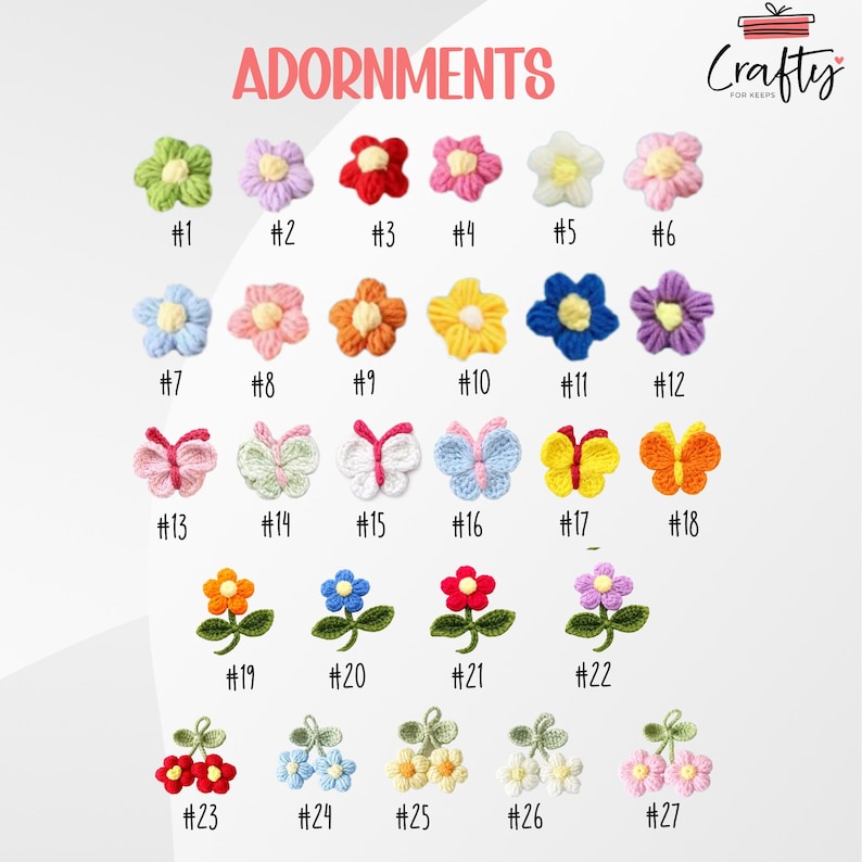 Puede incluir: Una colecci&oacute;n de adornos de ganchillo coloridos, que incluyen flores y mariposas, dispuestos en filas. La imagen presenta una variedad de colores, como verde, morado, rojo, rosa, amarillo y azul. La palabra "ADORNMENTS" se muestra en la parte superior.