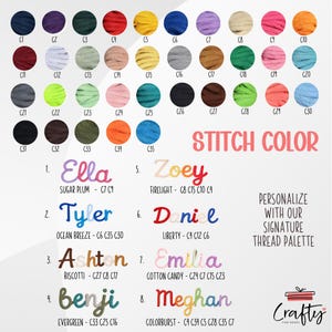 Puede incluir: Una carta de colores con 35 colores de hilo, cada uno con un c&oacute;digo. Debajo, se muestran ocho nombres en varios colores de hilo, con sus c&oacute;digos de color correspondientes. El texto dice "STITCH COLOR" y "PERSONALIZA CON NUESTRA PALETA DE HILOS EXCLUSIVA."