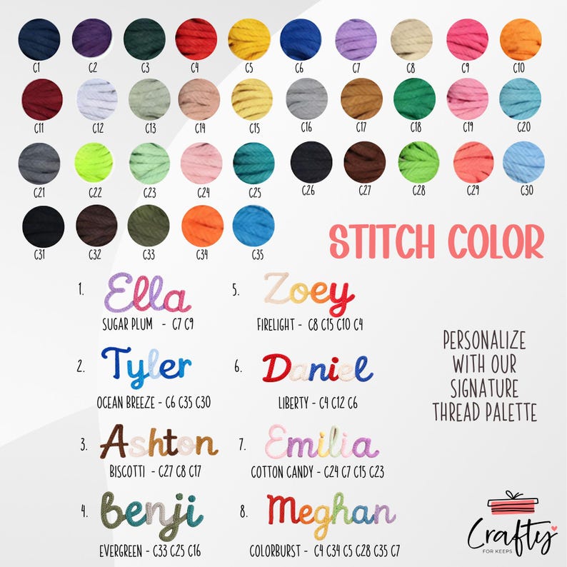 Puede incluir: Una carta de colores con 35 colores de hilo, cada uno con un c&oacute;digo. Debajo, se muestran ocho nombres en varios colores de hilo, con sus c&oacute;digos de color correspondientes. El texto dice "STITCH COLOR" y "PERSONALIZA CON NUESTRA PALETA DE HILOS EXCLUSIVA."