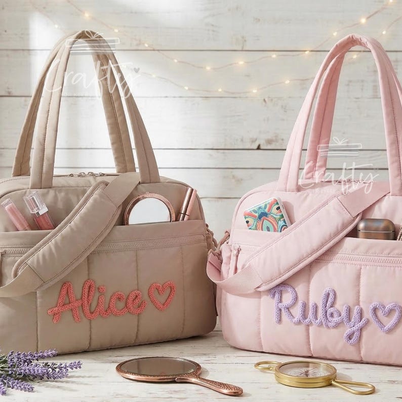 Puede incluir: Dos bolsos tote acolchados, uno beige y otro rosa, con correas para el hombro y bolsillos exteriores. El bolso beige tiene "Alice" bordado en coral, y el bolso rosa tiene "Ruby" en lavanda. Ambos bolsos contienen maquillaje y accesorios.