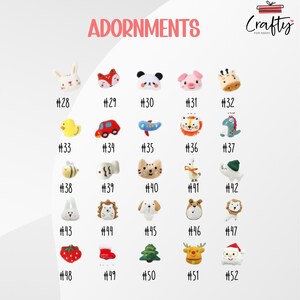 Puede incluir: Una colecci&oacute;n de adornos decorativos coloridos en varias formas de animales y objetos, incluyendo un conejo, un zorro, un panda, un cerdo, una jirafa, un pato, un coche, un avi&oacute;n, un le&oacute;n, un dinosaurio, una abeja, un pez, un gato y m&aacute;s. Cada adorno est&aacute; numerado.