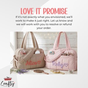Puede incluir: Dos bolsos tote acolchados, uno beige y otro rosa, con los nombres "Alice" y "Ruby" bordados. Cada bolso tiene una correa para el hombro y m&uacute;ltiples bolsillos. La imagen tambi&eacute;n incluye el texto "LOVE IT PROMISE".