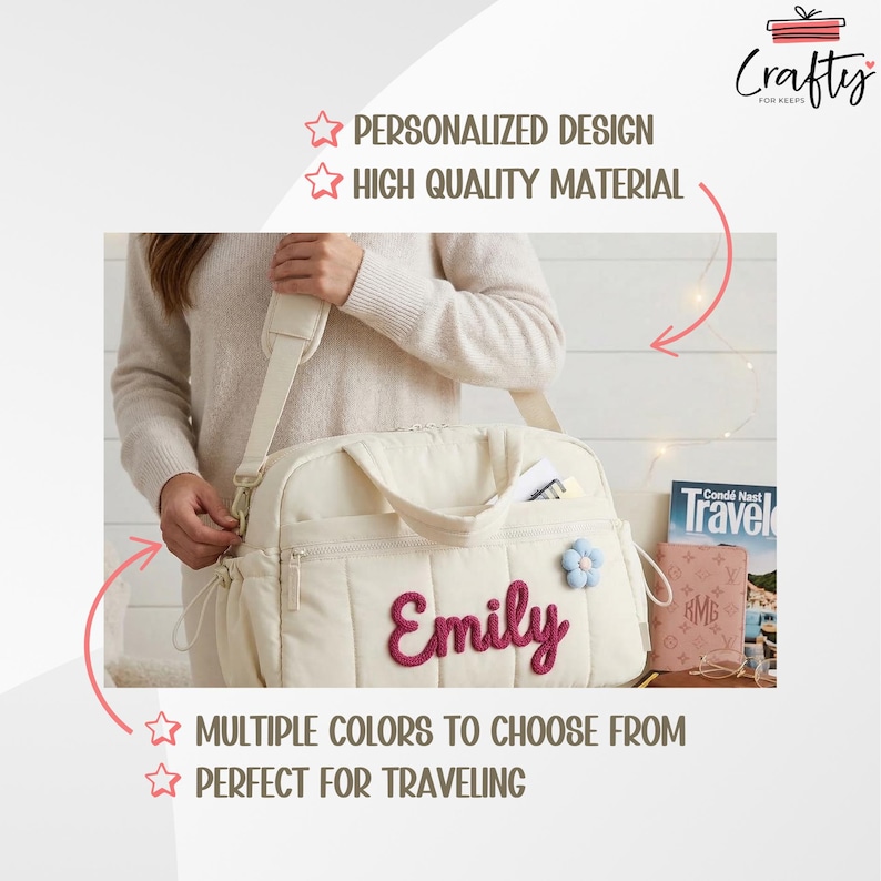 Puede incluir: Bolso de viaje acolchado color crema con el nombre "Emily" bordado en magenta. Cuenta con una correa para el hombro, bolsillos laterales y un adorno floral azul. El bolso se muestra con una revista y una cartera rosa.