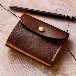 Minimalistische Leder Geldbörse | Kleine Geldbörse aus pflanzlich gegerbtem Leder | Schlanke Brieftasche aus Vollleder | Braun-Karamell Geldbörse Kartenhalter