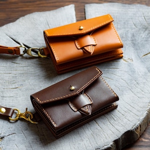 Leder Schlüsselanhänger mit Handschlaufe und Münzfach | Kleine Geldbörse/Kartenhalter | Schlüsselring Mini Geldbörse | Braune Leporello-Geldbörse