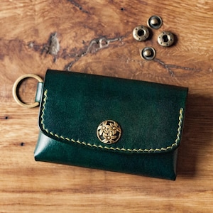 Monedero de cuero con llavero / Monedero pequeño con tarjetero / Monedero minimalista con llavero verde / Monedero elegante con llavero de cuero curtido vegetal