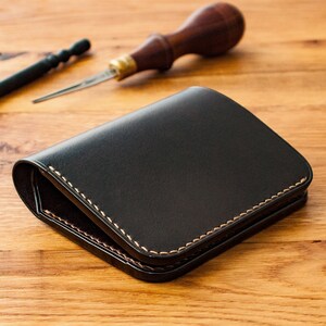 Cartera pequeña para hombre con tarjetero y cierre / Cartera plegable de piel flor / Cartera fina de piel curtida vegetal marrón