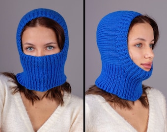 Elegant balaclava made of merino wool and cashmere. Blue color