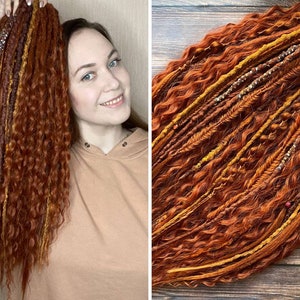 Puede incluir: Una colección de rastas de color marrón rojizo con diferentes texturas y tonos de naranja y dorado. Algunas rastas están adornadas con cuentas y trenzas decorativas. La imagen muestra los intrincados detalles y las variaciones de color de las extensiones de cabello.