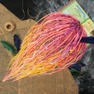 Syntetiska dreadlocks, texturerade dreads, lockigt hår, ombre rosa till gult, de dreads, boho set med texturerade d.e dreads, 20-22 tum