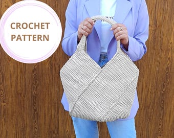 Puede incluir: Un bolso tote de ganchillo beige con un diseño geométrico. El bolso tiene un asa y lo sostiene una persona. El texto "CROCHET PATTERN" está en un círculo blanco en la esquina superior izquierda. El bolso está hecho de hilo texturizado.