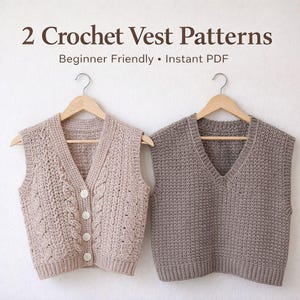 Puede incluir: Dos patrones de chaleco de ganchillo exhibidos en perchas de madera. Un chaleco es beige con un diseño de punto de cable y botones blancos. El otro es gris liso con cuello en V. El texto en la parte superior dice "2 Crochet Vest Patterns" y "Beginner Friendly • Instant PDF".