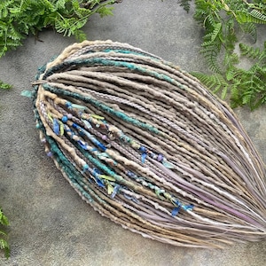 Rastas SE o DE con textura bohemia turquesa rubia grisácea y trenzas SE/DE con puntas sueltas, rastas con clip, extensiones de rastas de 21 a 22 pulgadas