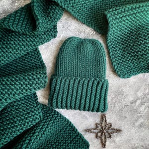 Gestrickte Wintermütze und Schal im Set