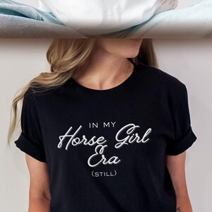Camiseta Sassy Horse Girl, camiseta ecuestre divertida, regalo para amantes de los caballos, camiseta sarcástica para mamás de establo, regalo para entrenadores de equitación, regalo divertido para esposas imagen 12