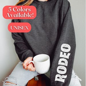 Sudadera unisex con estampado de mangas de rodeo, ropa de vaquera, estilo de carreras de barriles, regalo de camisa para chica que monta a caballo, jinete de toro y bronc, lazo de vacas