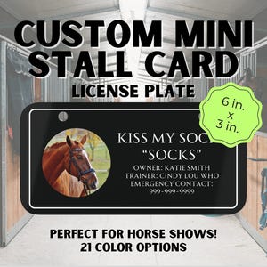 Peut inclure: Une carte de stalle noire avec une image de cheval, le texte "Kiss My Socks" et le nom "Socks" en blanc. La carte mesure 15,24 cm sur 7,62 cm et comprend les coordonnées du propriétaire, de l'entraîneur et du contact d'urgence. Le texte "Custom Mini Stall Card License Plate" est en haut de l'image et le texte "Parfait pour les spectacles équestres ! 21 options de couleurs" est en bas.