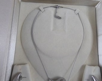 Teardrop necklace and earrings