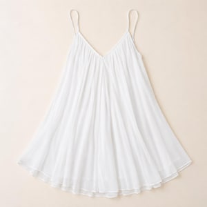 Puede incluir: Un vestido blanco sin mangas con escote en V y tirantes finos. La prenda est&aacute; confeccionada con una tela plisada y fluida que crea una silueta acampanada en forma de A, extendi&eacute;ndose desde el corpi&ntilde;o hasta una base ancha con dobladillo.