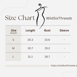 Puede incluir: Una tabla de tallas para WildSolThreads con un icono de vestido. La tabla muestra las tallas S, M y L con medidas de largo y busto en pulgadas: 30.3, 30.7, 31.1 para el largo y 23.6, 25.2, 26.7 para el busto. Se incluye la URL wildsolthreads.etsy.com.