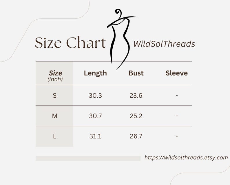 Puede incluir: Una tabla de tallas para WildSolThreads con un icono de vestido. La tabla muestra las tallas S, M y L con medidas de largo y busto en pulgadas: 30.3, 30.7, 31.1 para el largo y 23.6, 25.2, 26.7 para el busto. Se incluye la URL wildsolthreads.etsy.com.