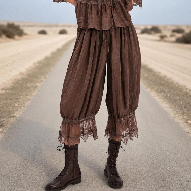 Puede incluir: Pantalones de color marr&oacute;n oscuro, holgados y de largo hasta la pantorrilla, con cintura fruncida con cord&oacute;n, acabado de tela texturizada y ribete de encaje festoneado en los dobladillos, combinados con botas de combate acordonadas.