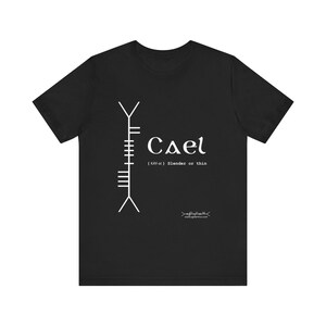 Maglietta Ogham con nome Cael: design celtico irlandese