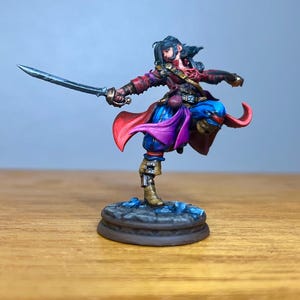Painted Female Fighter, Duelist, Thief, Rogue. Painted Miniature, Painted Dungeons and Dragons Miniature, Painted DND Pathfinder miniature