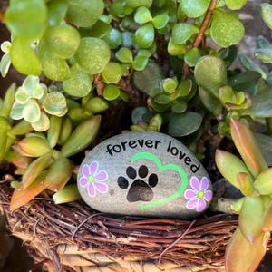 Hand-Painted Dog Memorial Stone: Paw Print with Daisies