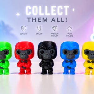 K&ouml;nnte beinhalten: F&uuml;nf kleine Gorillafiguren in Gr&uuml;n, Rot, Schwarz, Blau und Gelb, jede mit einem dunkelgrauen Gesicht und verschr&auml;nkten Armen. Dar&uuml;ber steht der Text COLLECT THEM ALL! mit Symbolen f&uuml;r DURABLE, STYLISH, PREMIUM QUALITY und VIVID COLORS.