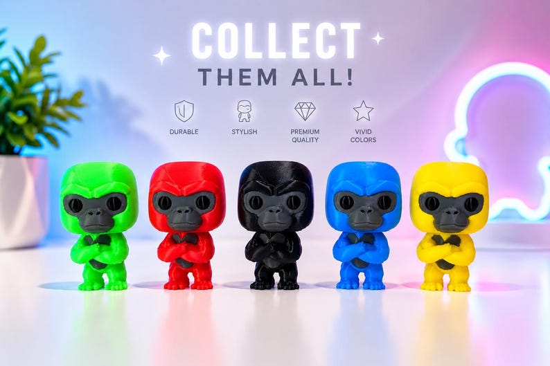 K&ouml;nnte beinhalten: F&uuml;nf kleine Gorillafiguren in Gr&uuml;n, Rot, Schwarz, Blau und Gelb, jede mit einem dunkelgrauen Gesicht und verschr&auml;nkten Armen. Dar&uuml;ber steht der Text COLLECT THEM ALL! mit Symbolen f&uuml;r DURABLE, STYLISH, PREMIUM QUALITY und VIVID COLORS.
