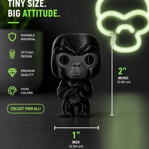 K&ouml;nnte beinhalten: Eine schwarze 3D-gedruckte Gorillafigur mit verschr&auml;nkten Armen, 5,08 cm hoch und 2,54 cm breit. Der Text auf dem Bild lautet: TINY SIZE. BIG ATTITUDE. DURABLE MATERIAL, STYLISH DESIGN, PREMIUM QUALITY, VIVID COLORS, COLLECT THEM ALL!