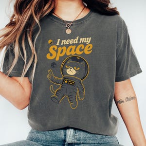 Space-Themed Unisex Tee, Ideal for Cat Lovers, Perfect Gift for Birthdays, Space Enthusiasts, Funny Casual Wear, Unique Statement Shirt