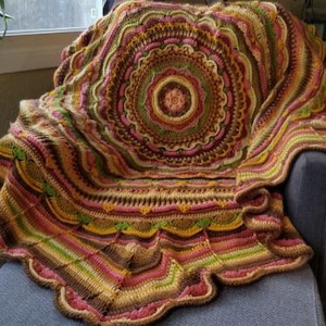 Farbenfrohes Muster von Lynne Relph, Mandala Scallops, gehäkelt, afghanisch, dekorieren, Mandala, Häkelquadrat