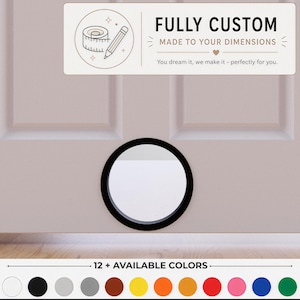 Pode incluir: Uma janela circular com moldura preta instalada numa porta de cor clara. Um sinal retangular acima diz FULLY CUSTOM MADE TO YOUR DIMENSIONS. Abaixo, uma fila de doze círculos coloridos mostra as opções de cores disponíveis do produto.