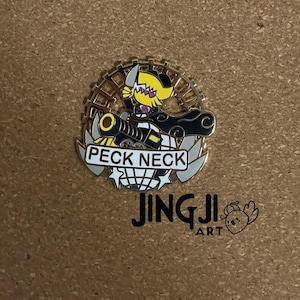 Puede incluir: Un pin de esmalte de color dorado con un personaje de dibujos animados con un pico amarillo y ojos negros, montando un tren con las palabras "Peck Neck" en una pancarta. El pin está rodeado por un diseño de engranaje. El pin es de la marca "Jing Ji Art".