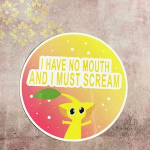 Może przedstawiać: Okrągła naklejka z gradientowym tłem w kolorze żółtym, pomarańczowym i różowym. Tekst "I HAVE NO MOUTH AND I MUST SCREAM" jest w kolorze białym. Żółta postać z kreskówki z zielonym liściem jest również obecna. Naklejka ma białą obwódkę i logo artysty.