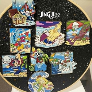 Puede incluir: Una colección de ocho pines de esmalte coloridos con personajes de dibujos animados en escenas de playa y océano, exhibidos en un tablero circular negro brillante. Los pines muestran varias figuras surfeando y relajándose, con el texto JINGJI ART.
