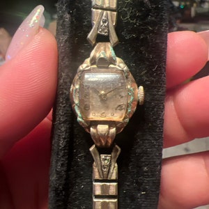 Reloj Bulova vintage con caja de fieltro roja