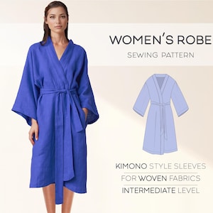Może przedstawiać: Wzór szycia na szlafrok damski z rękawami w stylu kimono. Wzór jest przeznaczony do tkanin tkanych i jest projektem o średnim poziomie trudności. Obraz przedstawia niebieski szlafrok na białym tle.
