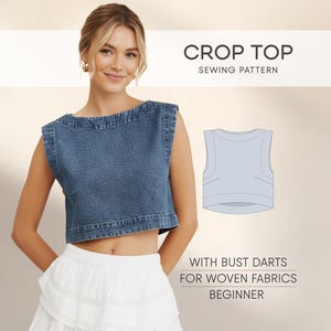 Può includere: Un top corto senza maniche in denim con scollatura quadrata. L'immagine include anche un'illustrazione del modello di cucito e il testo "Crop Top Sewing Pattern" e "With Bust Darts For Woven Fabrics Beginner."