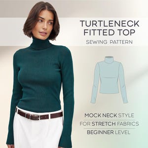 Könnte beinhalten: Ein tealfarbenes, figurbetontes Oberteil mit Rollkragen. Das Bild zeigt eine Frau, die ein langärmeliges, tealfarbenes Oberteil mit Rollkragen, einem braunen Gürtel und einer weißen Hose trägt. Text auf dem Bild: "Rollkragen-Oberteil Schnittmuster". Zusätzlicher Text: "Mock-Neck-Stil für Stretchstoffe, Anfänger-Niveau."