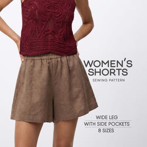 Può includere: Una persona indossa un top all'uncinetto bordeaux e pantaloncini marroni. I pantaloncini sono a gamba larga con tasche laterali. Il testo sull'immagine recita "WOMEN'S SHORTS SEWING PATTERN" e "8 SIZES".