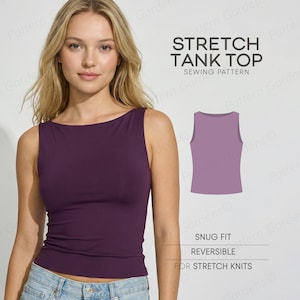 Op de afbeelding: Een vrouw draagt een donkerpaarse stretch tanktop. De afbeelding bevat een afbeelding van de tanktop en de tekst "STRETCH TANK TOP SEWING PATTERN". De tanktop is nauwsluitend, omkeerbaar en voor stretch breisels.