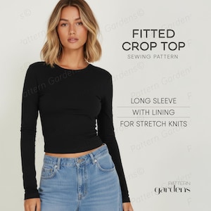 Könnte beinhalten: Ein schwarzes, langärmliges, figurbetontes Crop-Top. Es wird mit hellblauen Jeans getragen. Der Text auf dem Bild lautet "Fitted Crop Top Sewing Pattern" und "Long Sleeve With Lining For Stretch Knits."