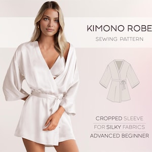 Może przedstawiać: Wzór szycia na białą jedwabną szlafrok kimono z krótkim rękawem. Wzór jest przeznaczony do tkanin jedwabnych i jest dla zaawansowanych początkujących. Obraz przedstawia modelkę noszącą szlafrok.