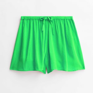 Puede incluir: Shorts verdes con cintura de cord&oacute;n.