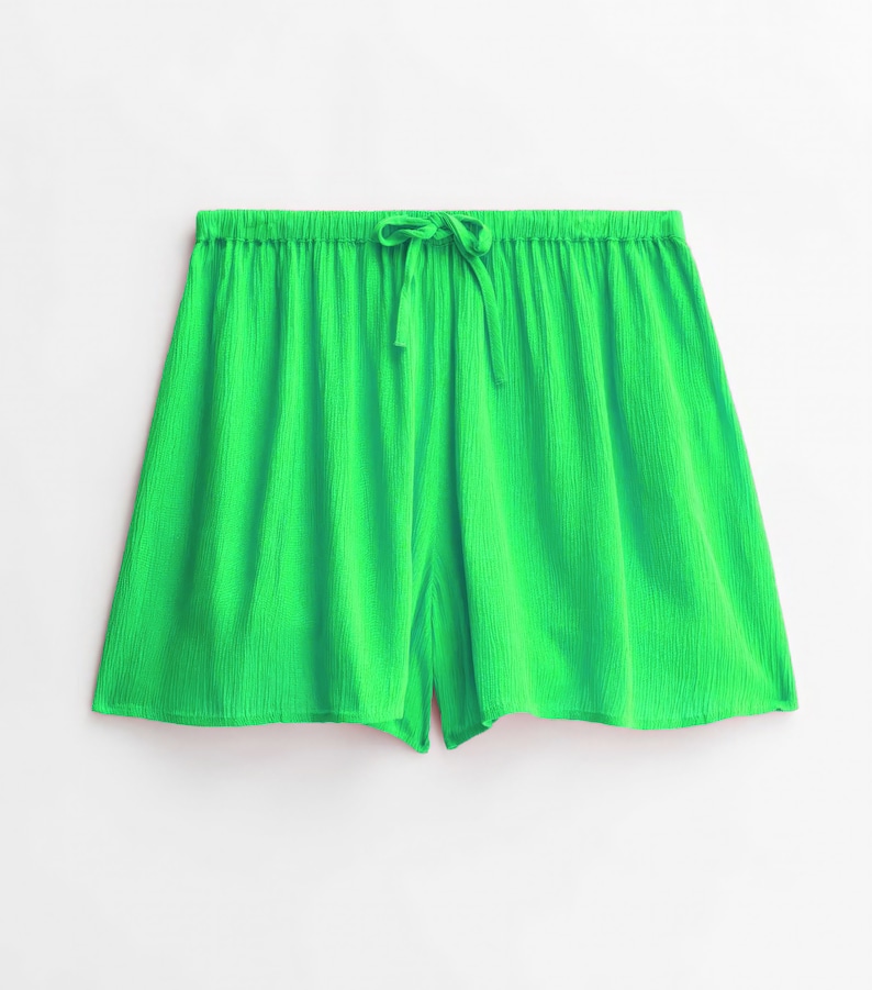 Puede incluir: Shorts verdes con cintura de cord&oacute;n.