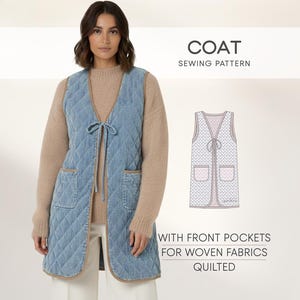Pode incluir: Um colete de ganga acolchoado azul claro com fecho de laço e bolsos frontais. O colete é usado sobre um suéter bege e calças brancas. A imagem também inclui uma ilustração de padrão de costura com o texto "COAT SEWING PATTERN" e "WITH FRONT POCKETS FOR WOVEN FABRICS QUILTED."