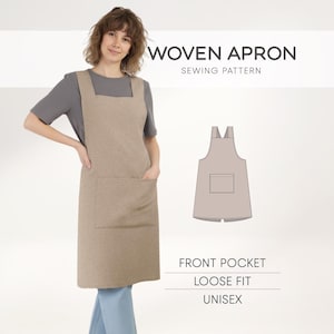 Puede incluir: Una mujer lleva un delantal tejido de color beige con un bolsillo delantero y un ajuste holgado. El delantal forma parte de un patrón de costura, como indica el texto "Woven Apron Sewing Pattern". El diseño es unisex.